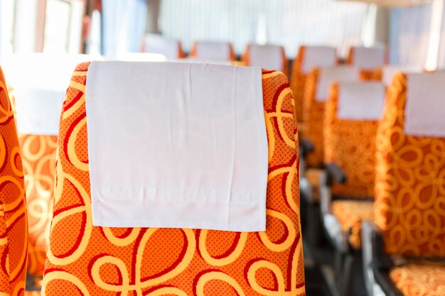 Photo close-up of chairs on table