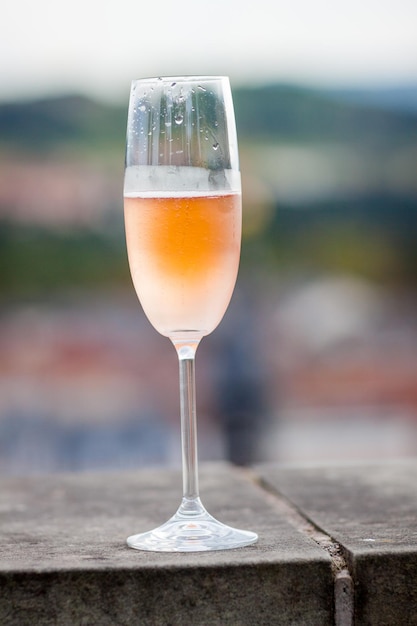 Photo close-up of champagne flute on retaining wall