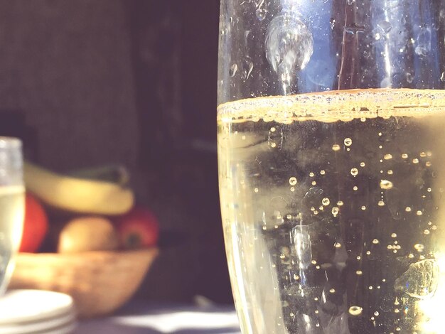 グラスの中のシャンパンのクローズアップ