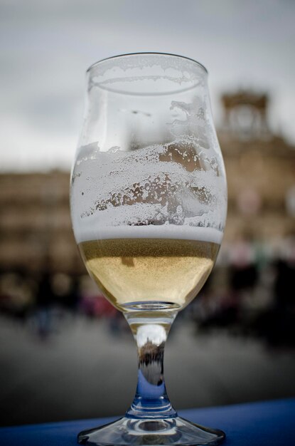 Foto close-up dello champagne servito sul tavolo contro il cielo