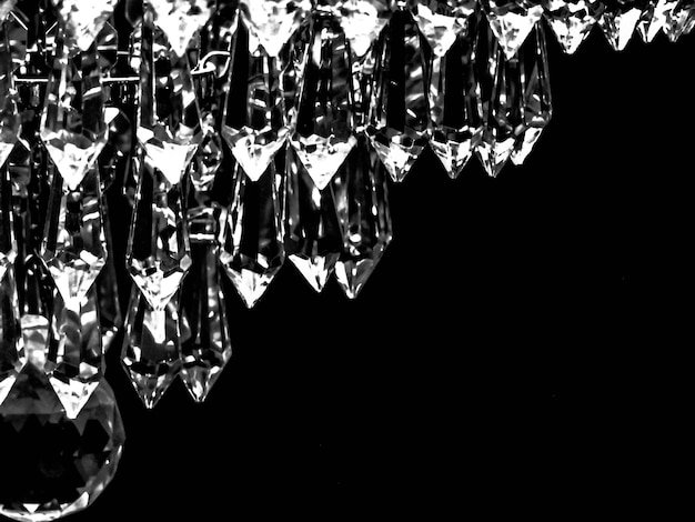 Photo close-up of chandelier against black background