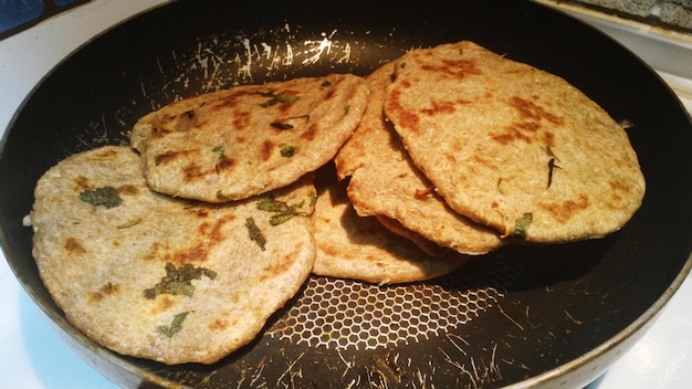 Photo close-up of chapattis in cooking pan