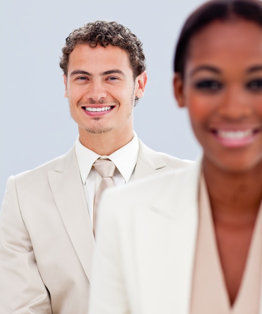 Photo close-up of a charismatic businessman and his colleague