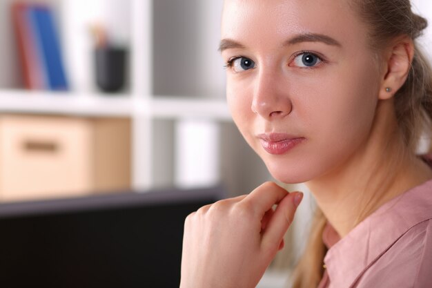 Primo piano della donna di affari allegra che guarda con la felicità. bella businesslady che lavora in società internazionali. concetto di business e società