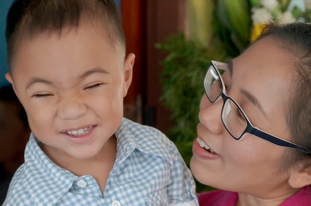 Photo close-up of cheerful mother and son