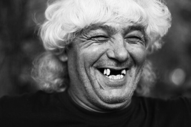 Photo close-up of cheerful senior man with white hair