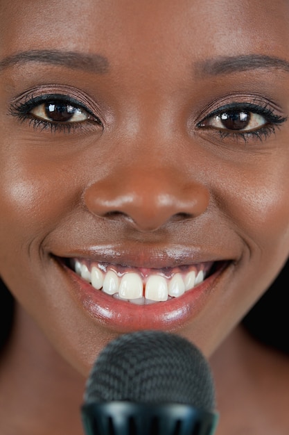 Photo close up of cheerful smiling female singer