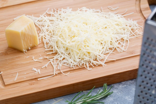 Photo close-up of cheese on cutting board