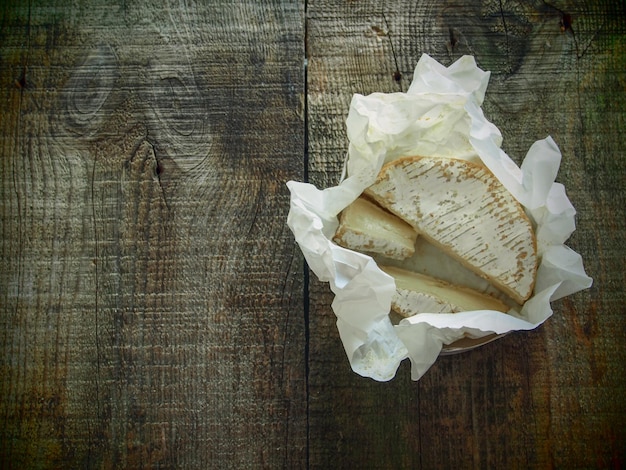 Foto prossimo piano del formaggio su carta