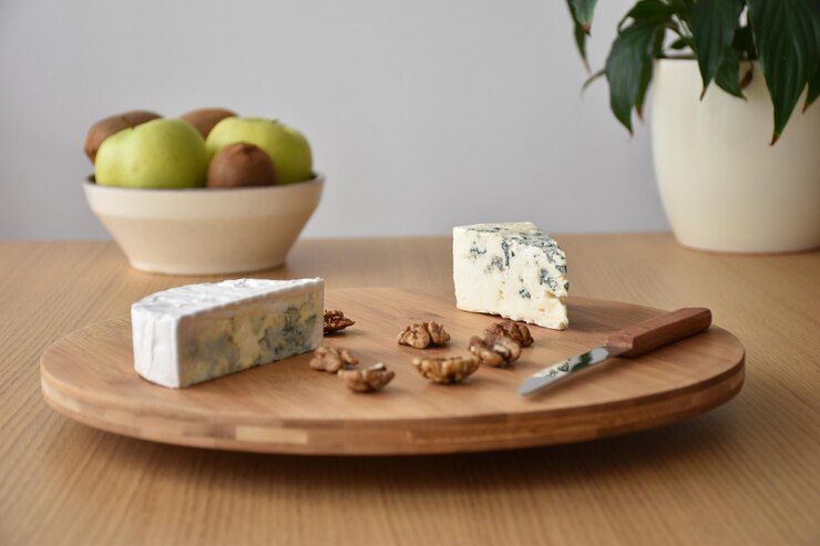 Photo close-up of cheese in plate on table