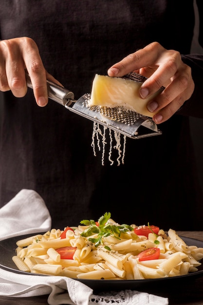Foto formaggio stridente del cuoco unico del primo piano