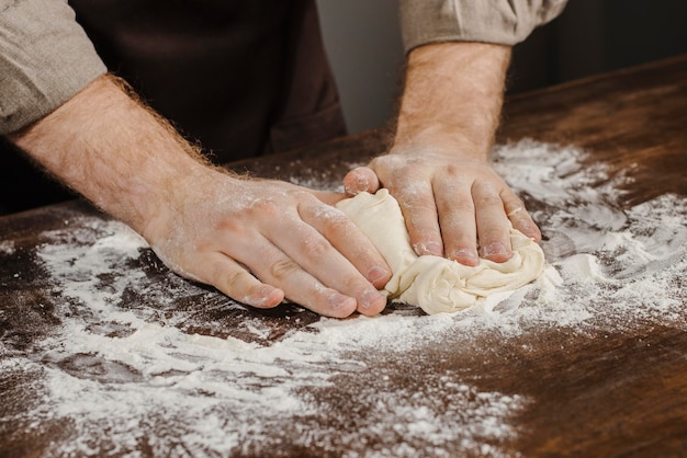 Foto close-up chef-kok kneeddeeg