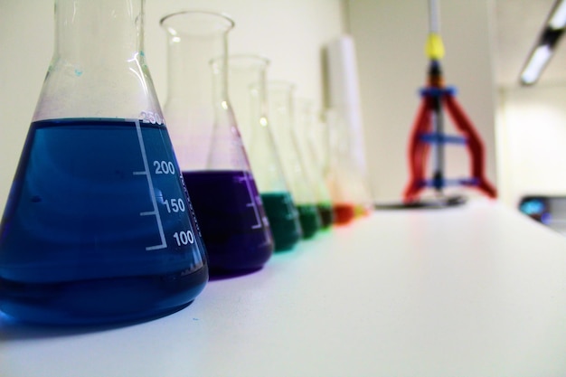 Photo close up of chemicals in flask on table