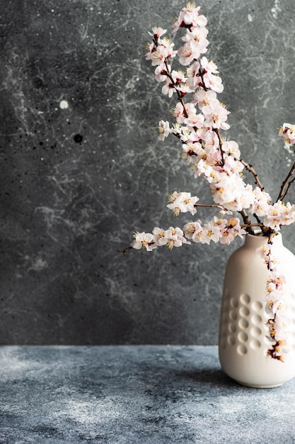 テーブルの上の花瓶の中の桜の花のクローズアップ
