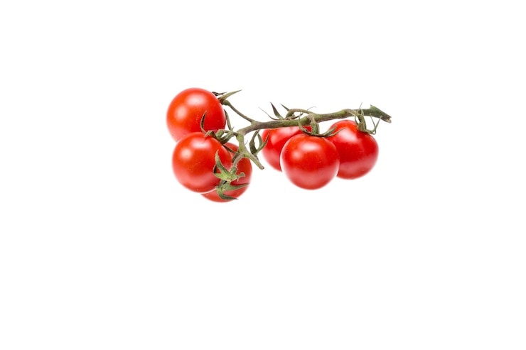 Photo close-up of cherry tomatoes against white background