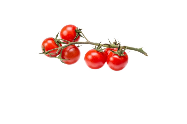 Photo close-up of cherry tomatoes against white background
