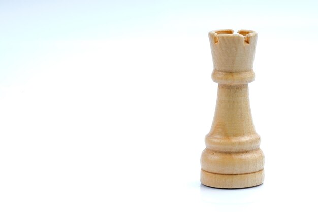 Foto close-up di un pezzo di scacchi su sfondo bianco