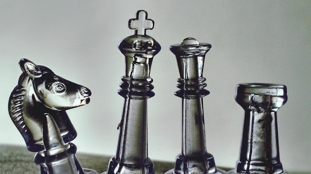 Photo close-up of chess pieces against wall