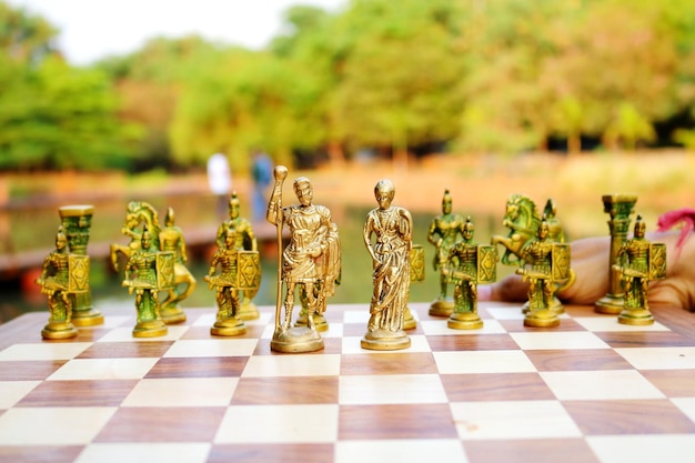 Photo close-up of chess pieces on table