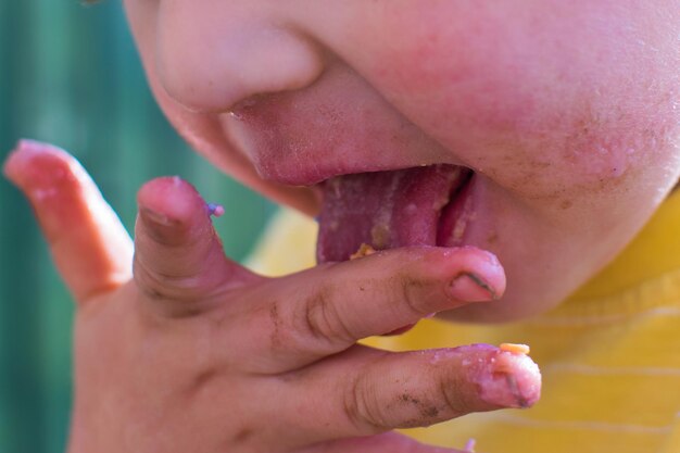 Foto prossimo piano di un bambino che mangia cibo