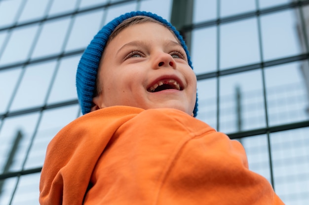 Foto primo piano sul bambino nel parco giochi