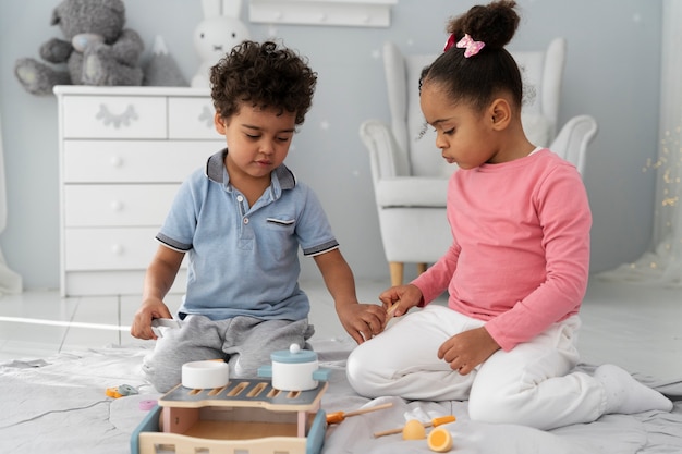 Foto primo piano sui bambini che si divertono con il gioco didattico