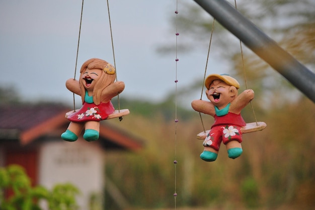 Foto close-up di bambini sull'altalena nel parco giochi