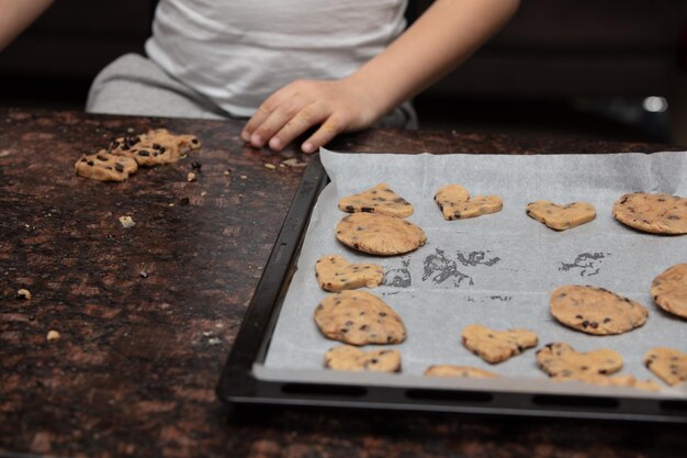 Foto close-up childs handen voorbereiding cookies