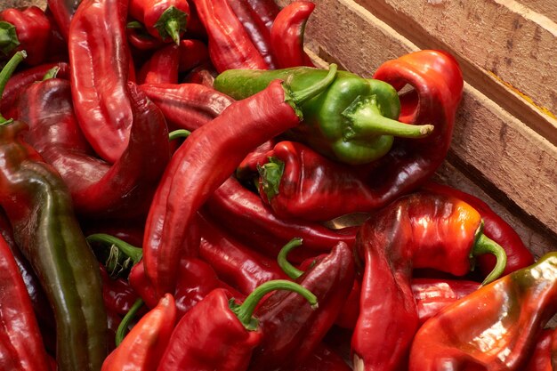 Photo close-up of chili peppers in basket on table