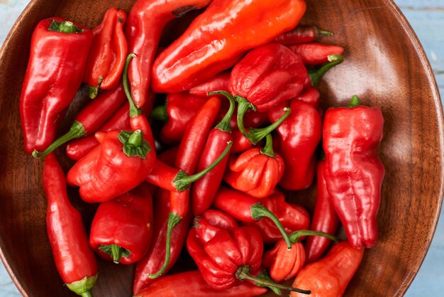 Photo close-up of chili peppers in plate on table