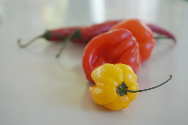 Photo close-up of chili peppers on table