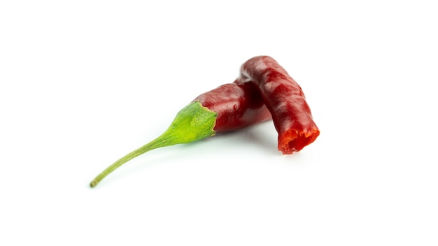 Foto close-up di peperoncino su uno sfondo bianco