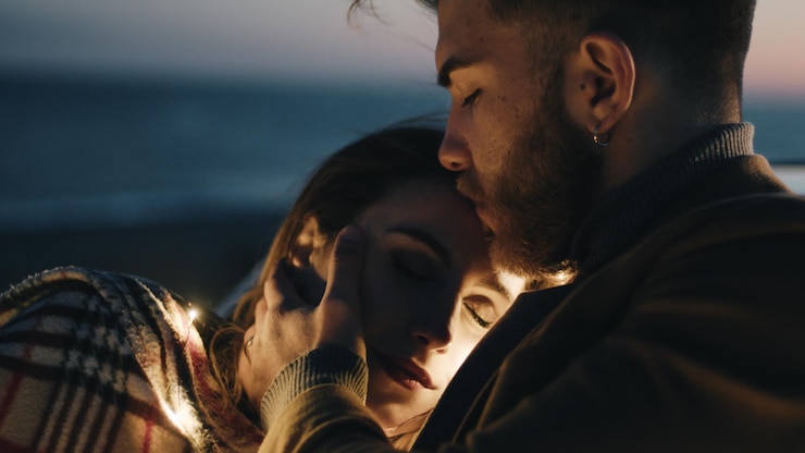 Photo close up chilled girl with her boyfriend in the night