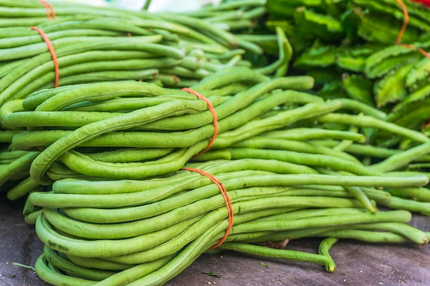 Photo close-up of chinese long beans on table