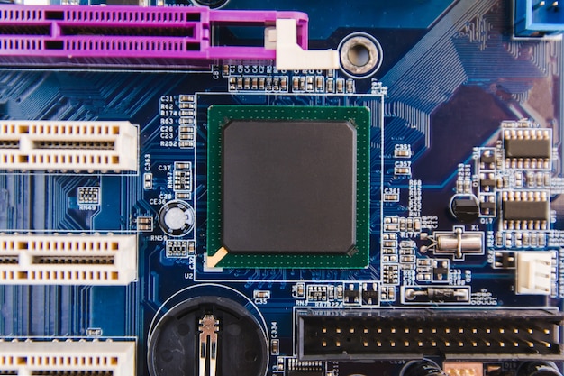 close up chip en elektronische hardware op het moederbord bovenaanzicht