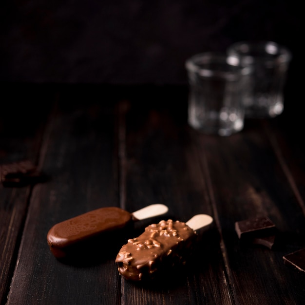 Foto close-up chocolade-ijs op de tafel