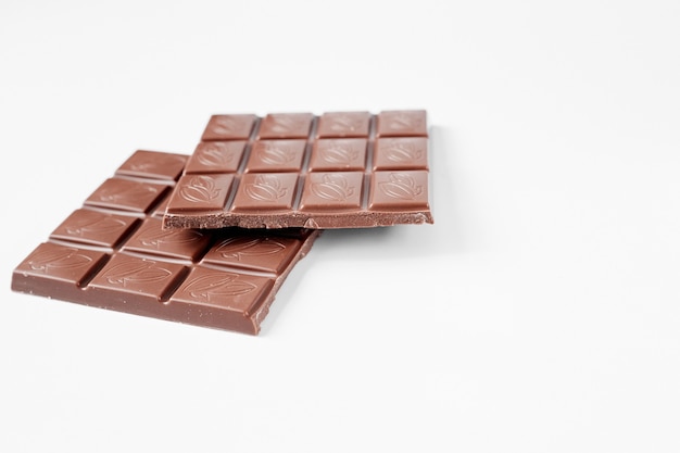 Chiudere una barretta di cioccolato isolata su sfondo bianco