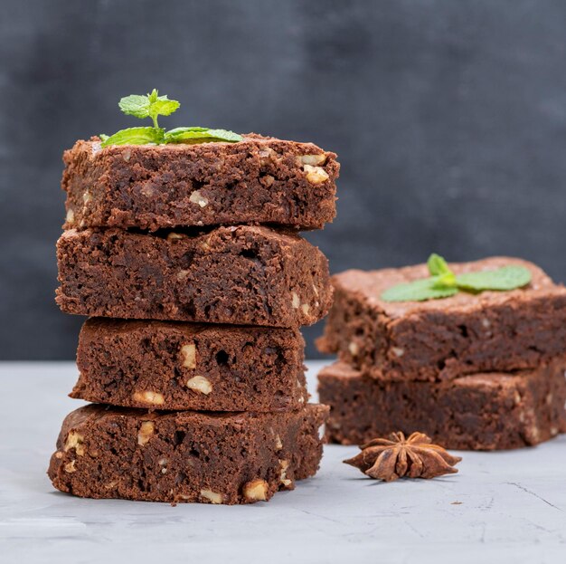 Foto close-up di brownies al cioccolato impilati sul tavolo