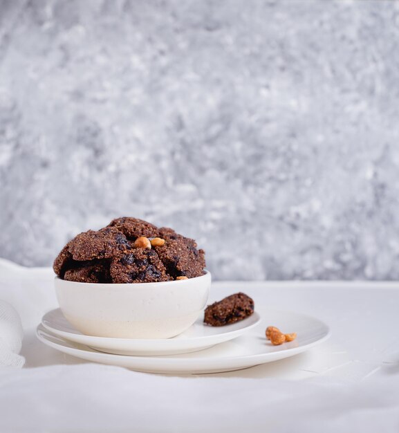 Photo close-up of chocolate cake in plate on table