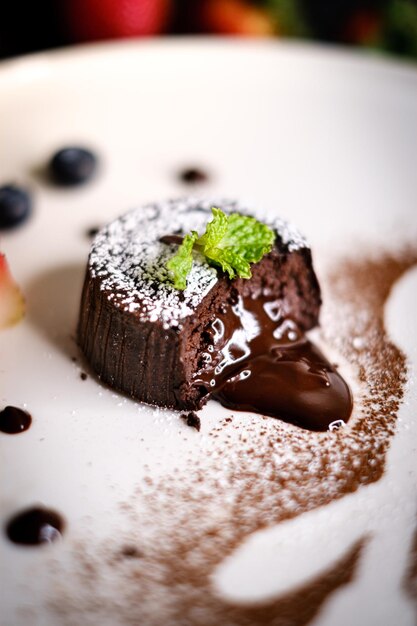 Foto close-up di una torta di cioccolato in piatto