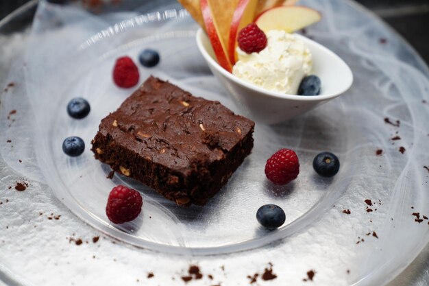 Photo close-up of chocolate cake in plate