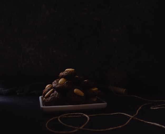 Foto close-up di una torta al cioccolato sul tavolo su uno sfondo nero