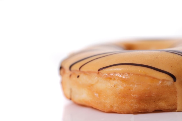 Foto close-up di una torta al cioccolato sul tavolo su uno sfondo bianco