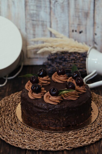 Foto close-up di una torta di cioccolato sul tavolo a casa