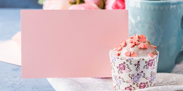 Foto close-up di una torta di cioccolato sul tavolo