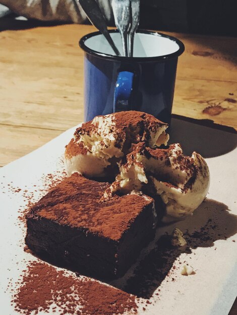 Foto close-up di una torta di cioccolato sul tavolo