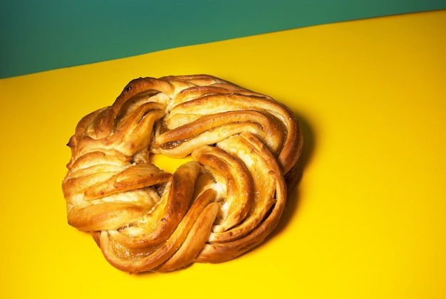 Foto close-up di una torta di cioccolato sul tavolo