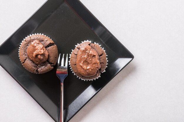 Foto close-up di una torta al cioccolato sul tavolo