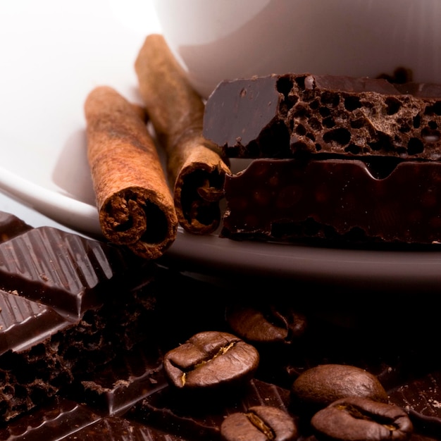Foto close-up di una torta al cioccolato sul tavolo