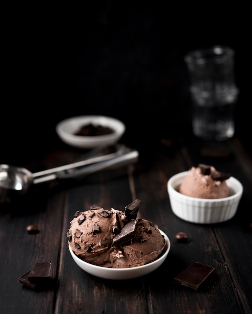 Gelato di pepita di cioccolato del primo piano pronto per essere servito